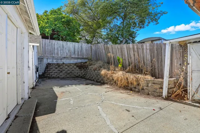 a view of a backyard