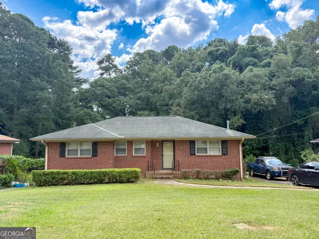 a view of a house with a yard