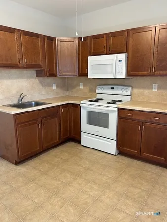 $1,400 | 227 Howe Avenue, Unit 3S, Shelton, CT 06484