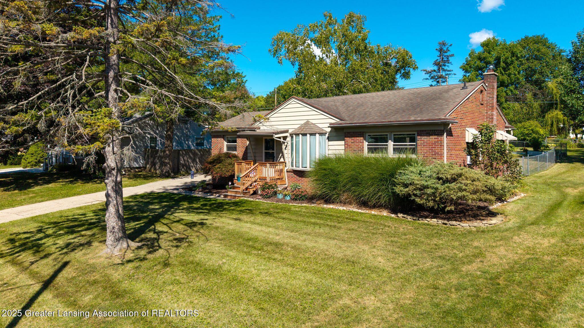 2224 Pembroke Road Lansing, MI 48906 - Photo 7 of 49 qqJ68eCQ