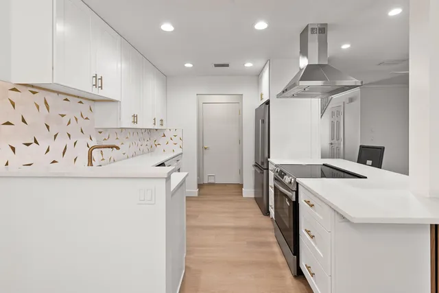 a view of livingroom with furniture