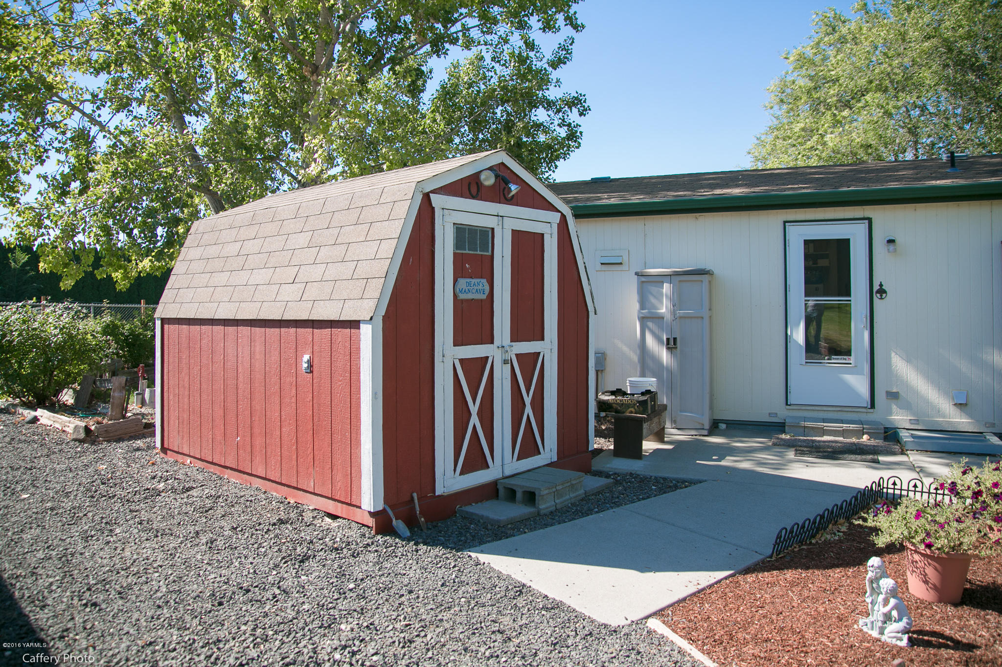 251 White Road Yakima, WA 98901 - Photo 22 of 47 a backyard of a house