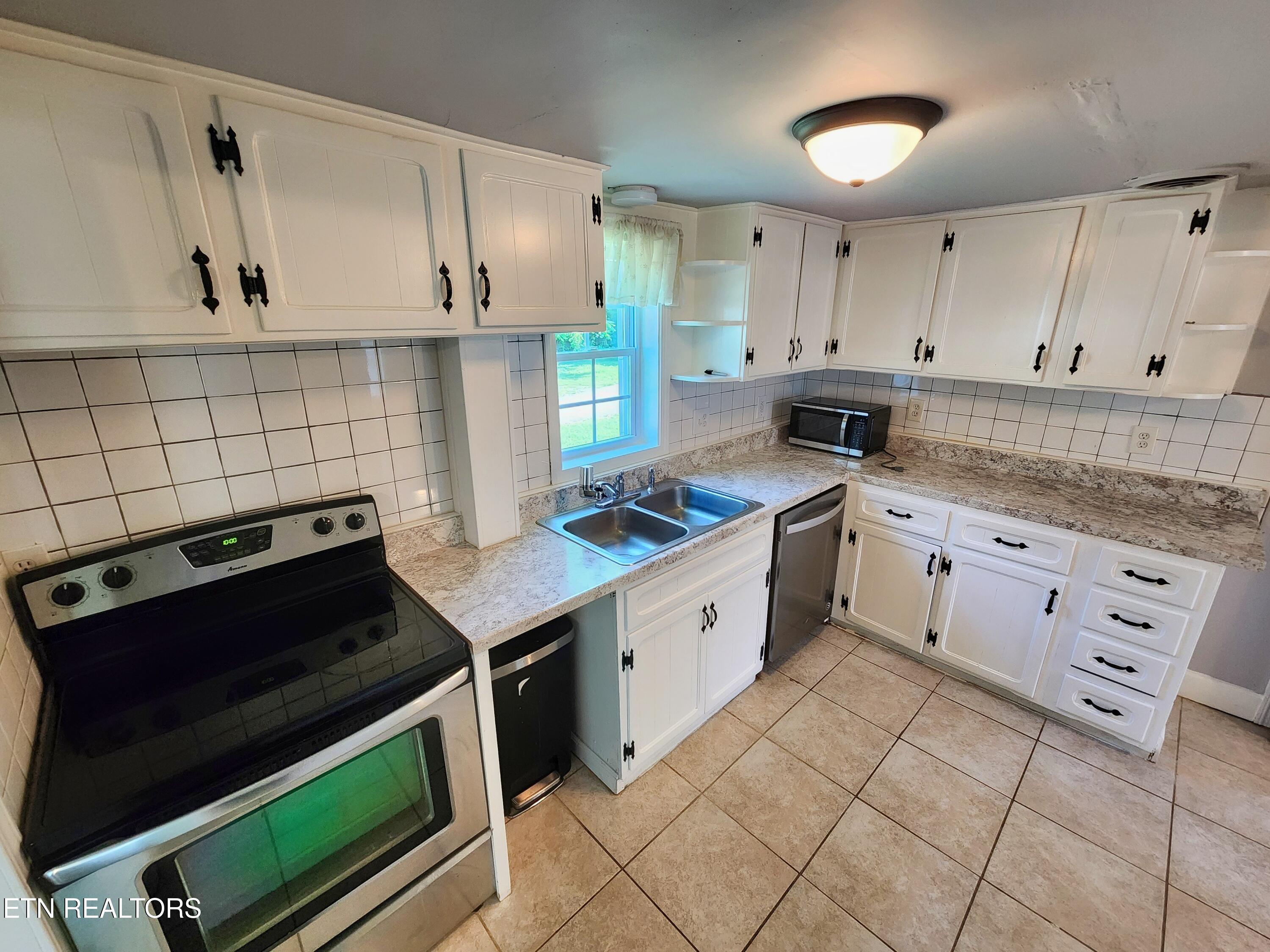 224 Oak Road Norris, TN 37828 - Photo 7 of 29 20250611_100120 (1)