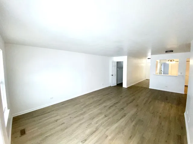 $1,700 | 629 West Streamwood Boulevard, Unit A, Streamwood, IL 60107