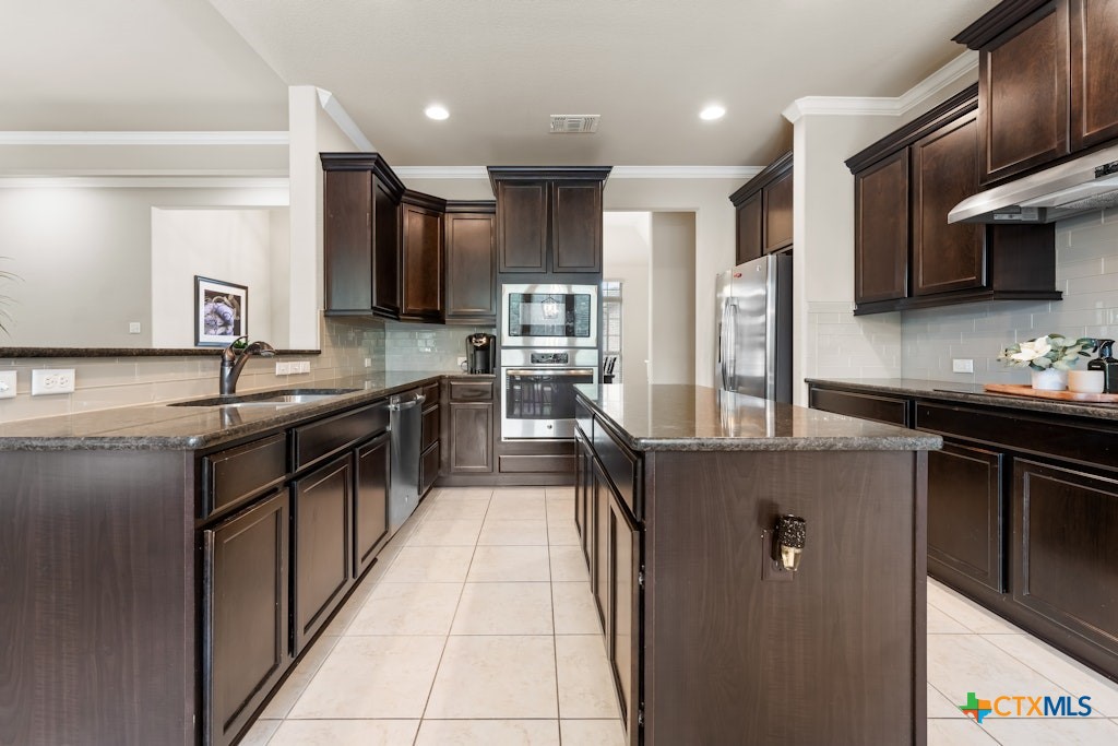 430 Archstone Loop Belton, TX 76513 - Photo 12 of 40 a kitchen with stainless steel appliances granite countertop a refrigerator a sink a stove and oven