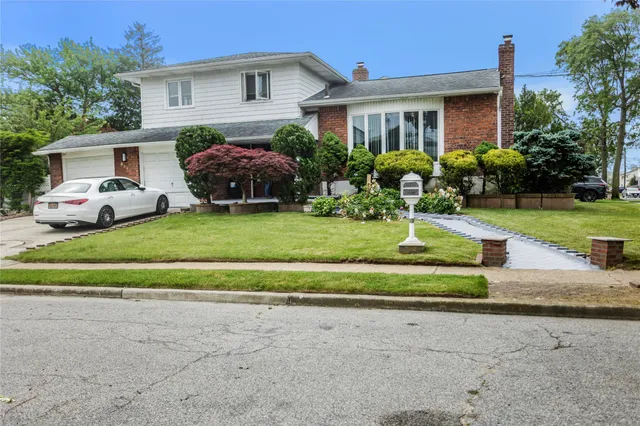 $749,000 | 988 Howard Court, Baldwin Harbor, NY 11510