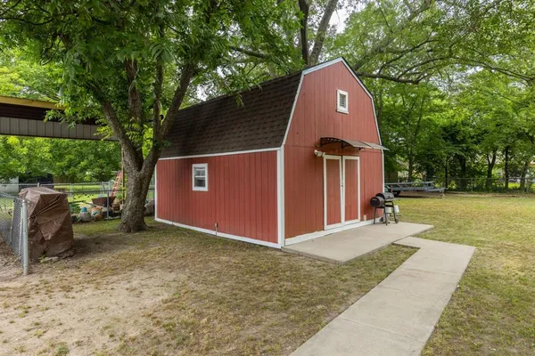 a view of a back yard