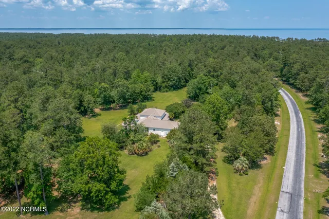 $800,000 | 301 Sandy Point Drive, Beaufort, NC 28516