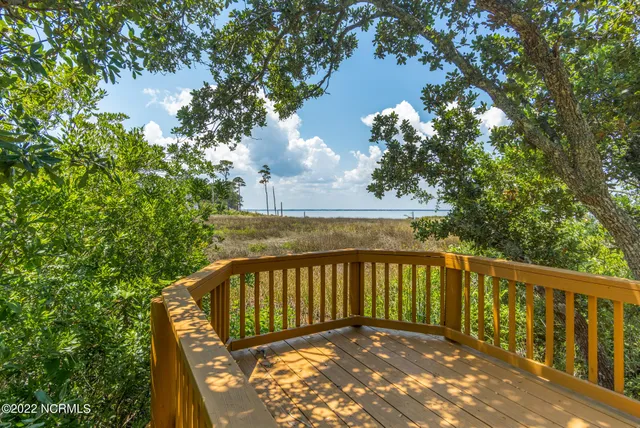 $800,000 | 301 Sandy Point Drive, Beaufort, NC 28516