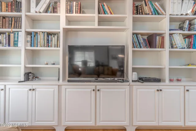 $800,000 | 301 Sandy Point Drive, Beaufort, NC 28516