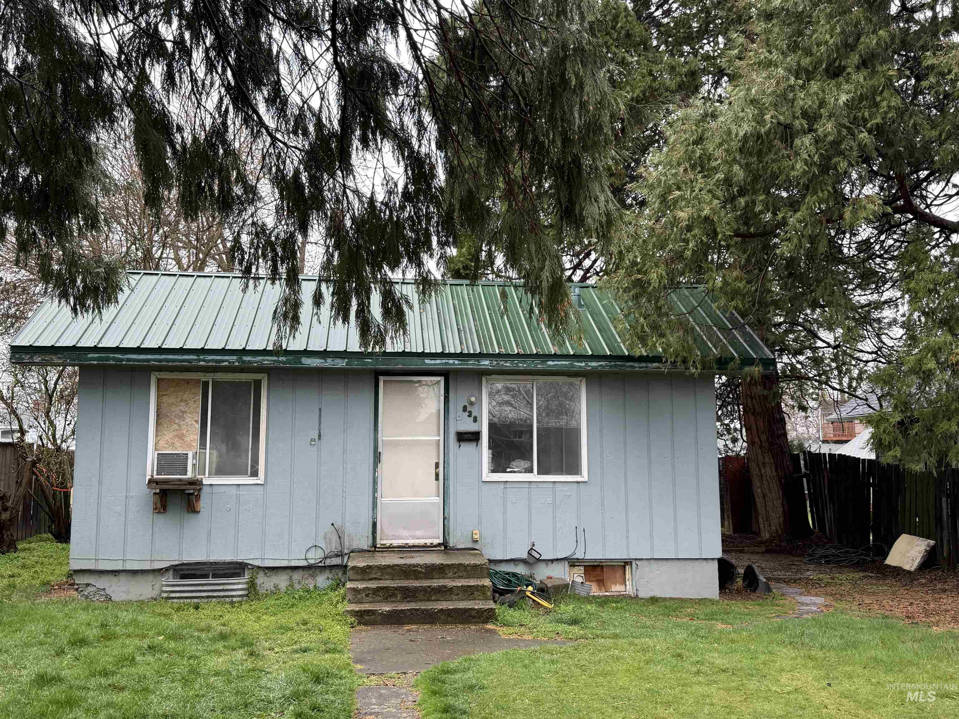 Ranch-style home with entry steps and a metal roof