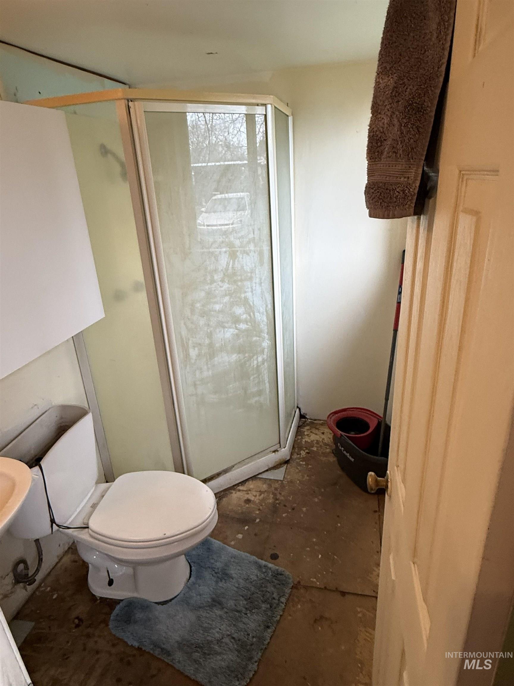 838 11th Street Clarkston, WA 99403 - Photo 11 of 20 Full bath with toilet and a shower stall