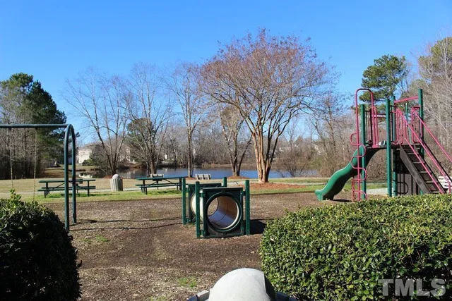 a view of a yard with a house