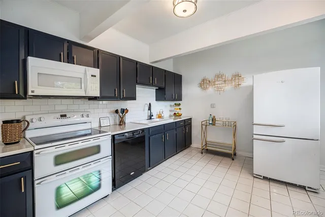 a view of entryway front of a house