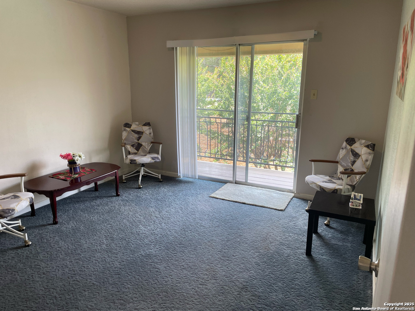 923 Vance Jackson Road, Unit 904 San Antonio, TX 78201 - Photo 4 of 11 a living room with furniture and a window
