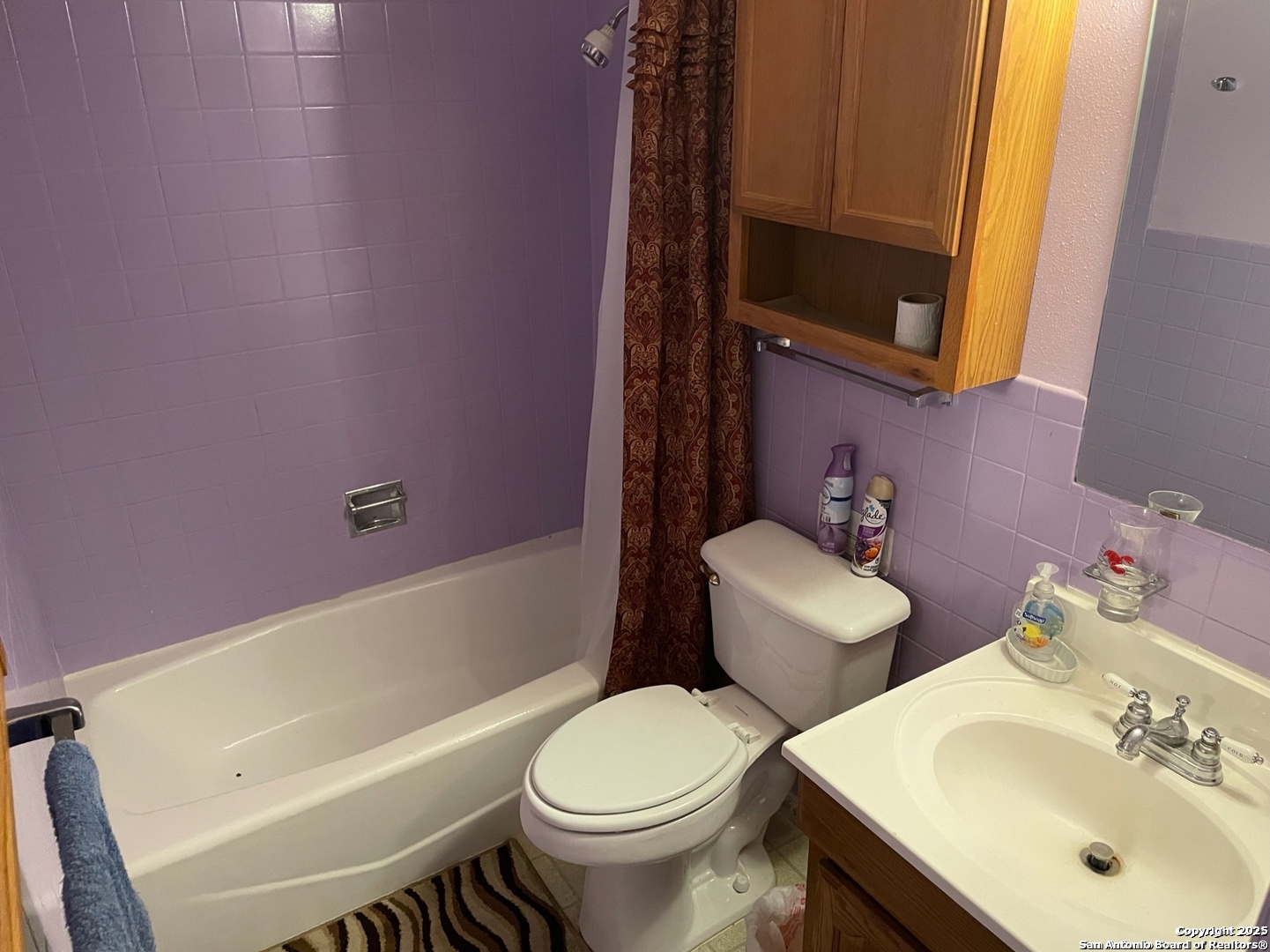 923 Vance Jackson Road, Unit 904 San Antonio, TX 78201 - Photo 9 of 11 a bathroom with a toilet a sink and bathtub