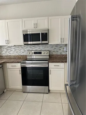 $2,100 | 7090 Northwest 177th Street, Unit 1009, Hialeah, FL 33015