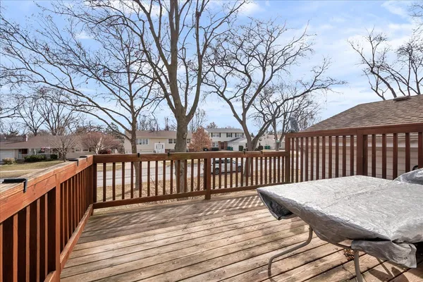 $425,000 | 517 Longwood Drive, Buffalo Grove, IL 60089