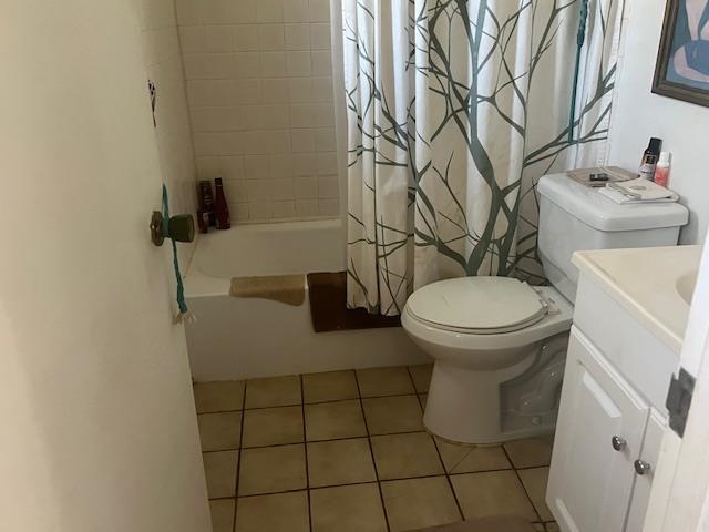 120 Hui Rd F, Unit I16 Lahaina, HI 96761 - Photo 20 of 28 a bathroom with a sink and toilet