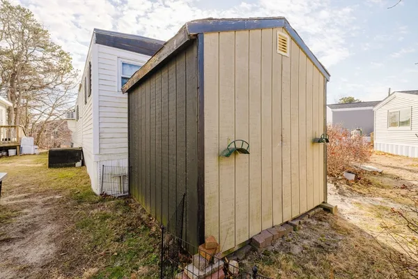 a view of a house with backyard