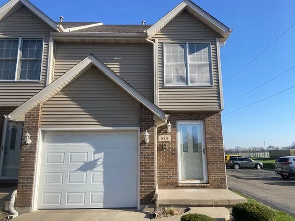 $1,950 | 674 South Peace Road, Sycamore, IL 60178