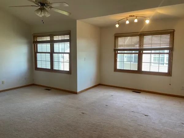 $1,950 | 674 South Peace Road, Sycamore, IL 60178