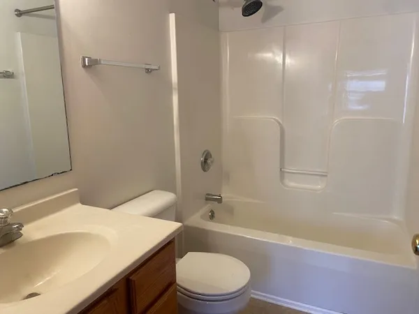 $1,950 | 674 South Peace Road, Sycamore, IL 60178