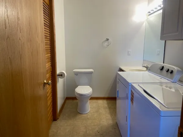 $1,950 | 674 South Peace Road, Sycamore, IL 60178