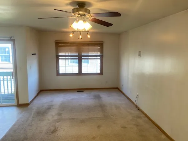 $1,950 | 674 South Peace Road, Sycamore, IL 60178