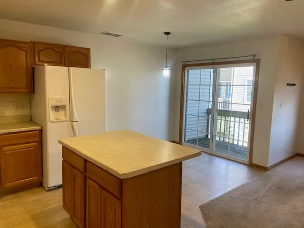 $1,950 | 674 South Peace Road, Sycamore, IL 60178