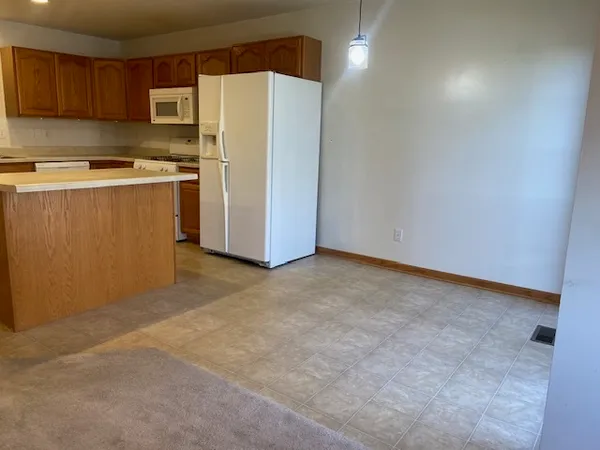 $1,950 | 674 South Peace Road, Sycamore, IL 60178