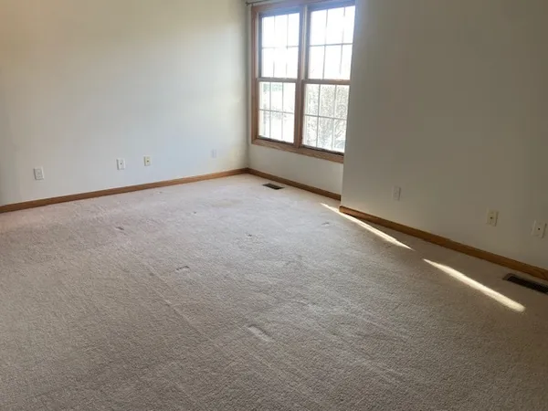 $1,950 | 674 South Peace Road, Sycamore, IL 60178