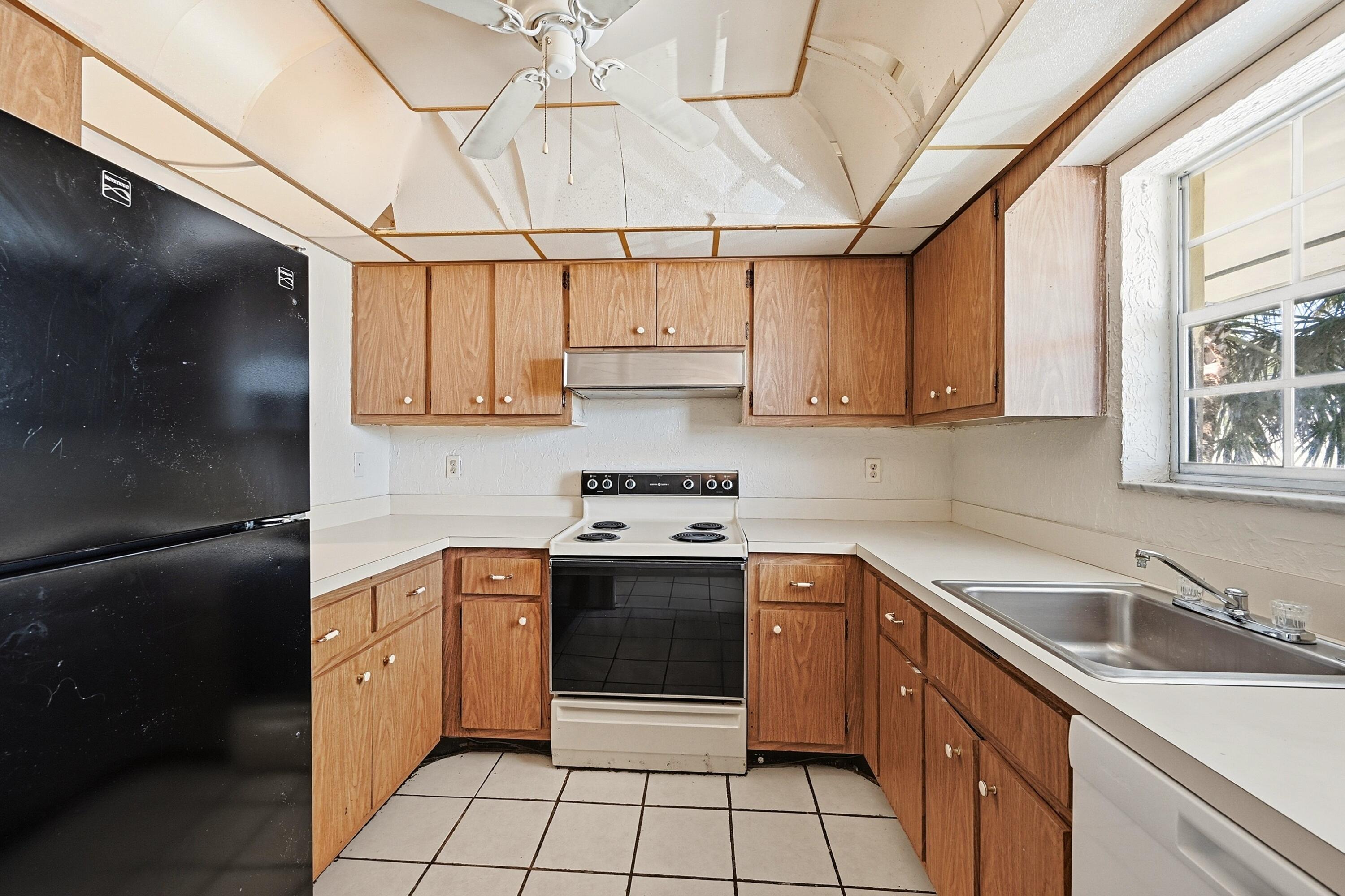 2160 Northeast 36th Street, Unit 37 Lighthouse Point, FL 33064 - Photo 9 of 32 Kitchen