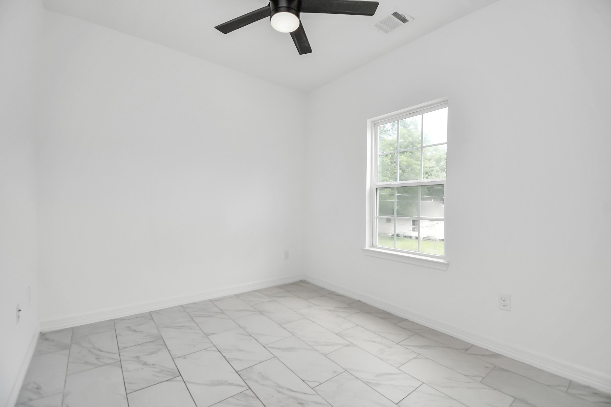 9003 Prairie View Drive, Unit B Houston, TX 77088 - Photo 19 of 20 an empty room with windows