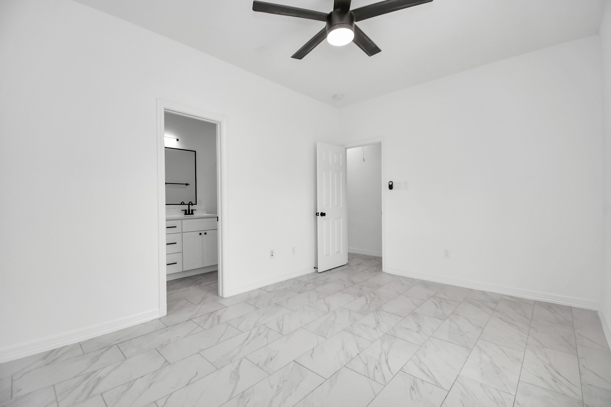 9003 Prairie View Drive, Unit B Houston, TX 77088 - Photo 5 of 20 an empty room with closet and windows