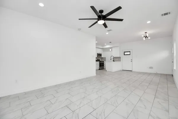 an empty room with closet and ceiling fan