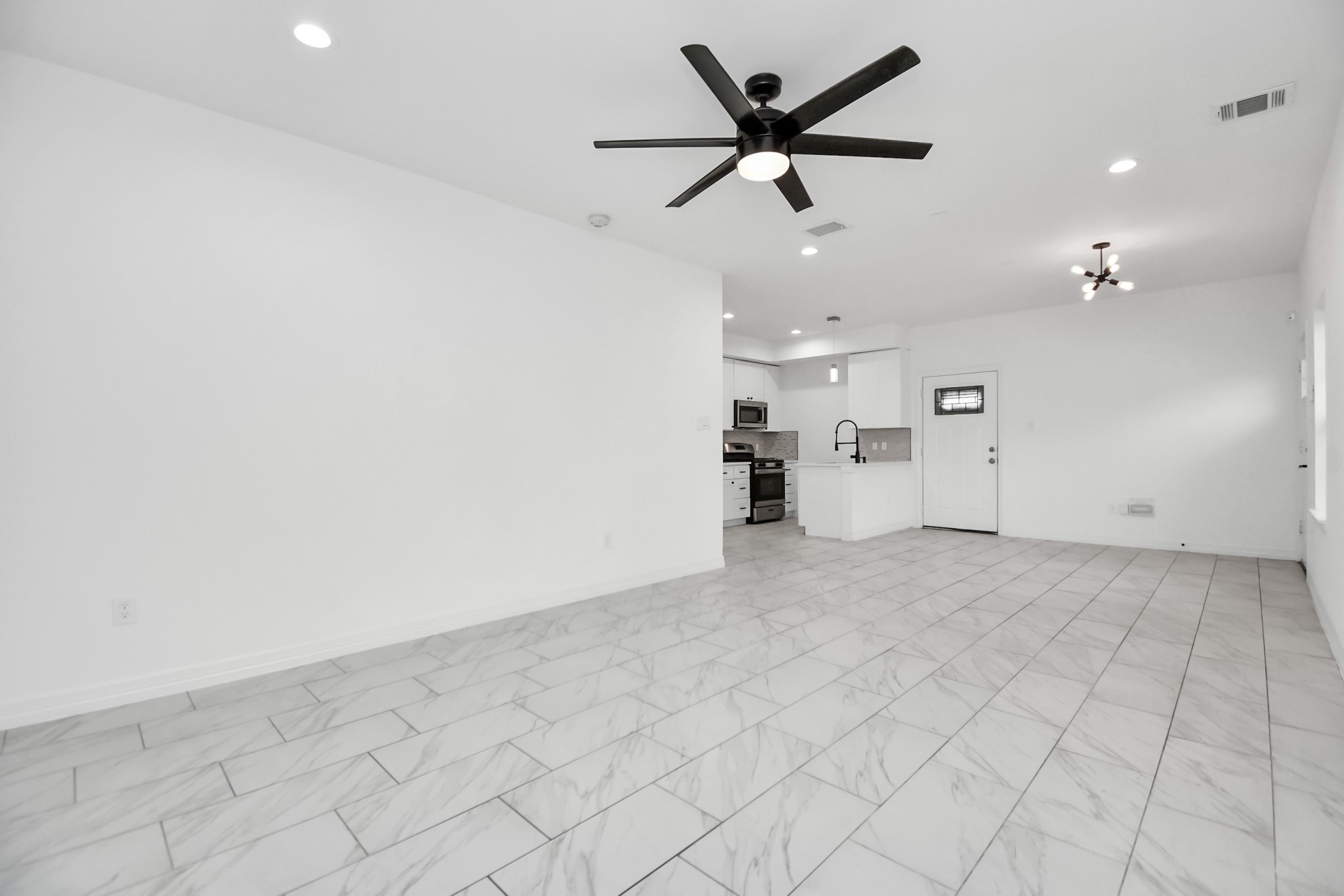 9003 Prairie View Drive, Unit B Houston, TX 77088 - Photo 8 of 20 an empty room with closet and ceiling fan