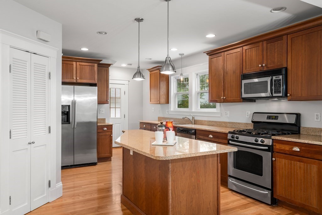 19 Pondview Road, Unit 1 Arlington, MA 02474 - Photo 6 of 11 Gallery Image 6
