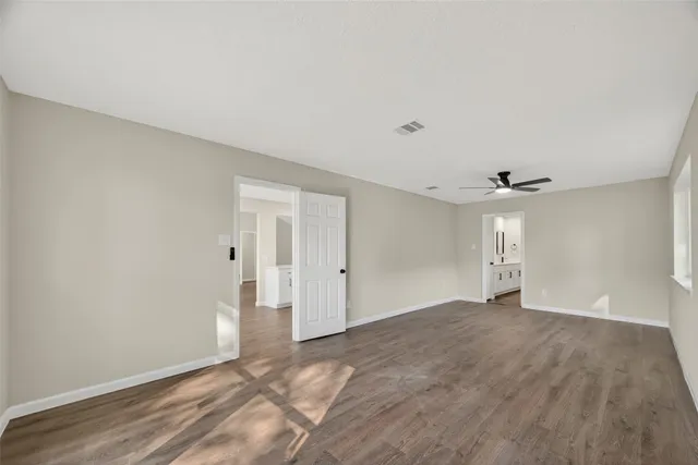 a view of empty room with a ceiling fan
