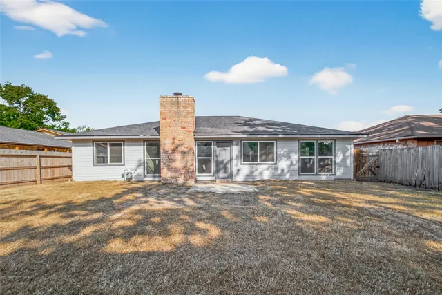 a view of house with a yard
