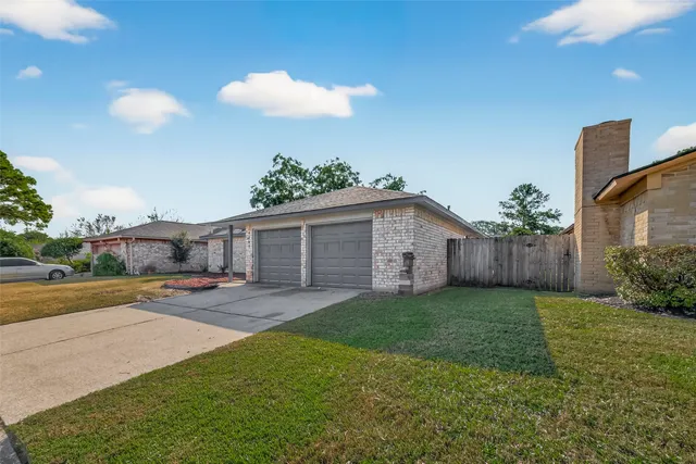 a view of a yard with a house