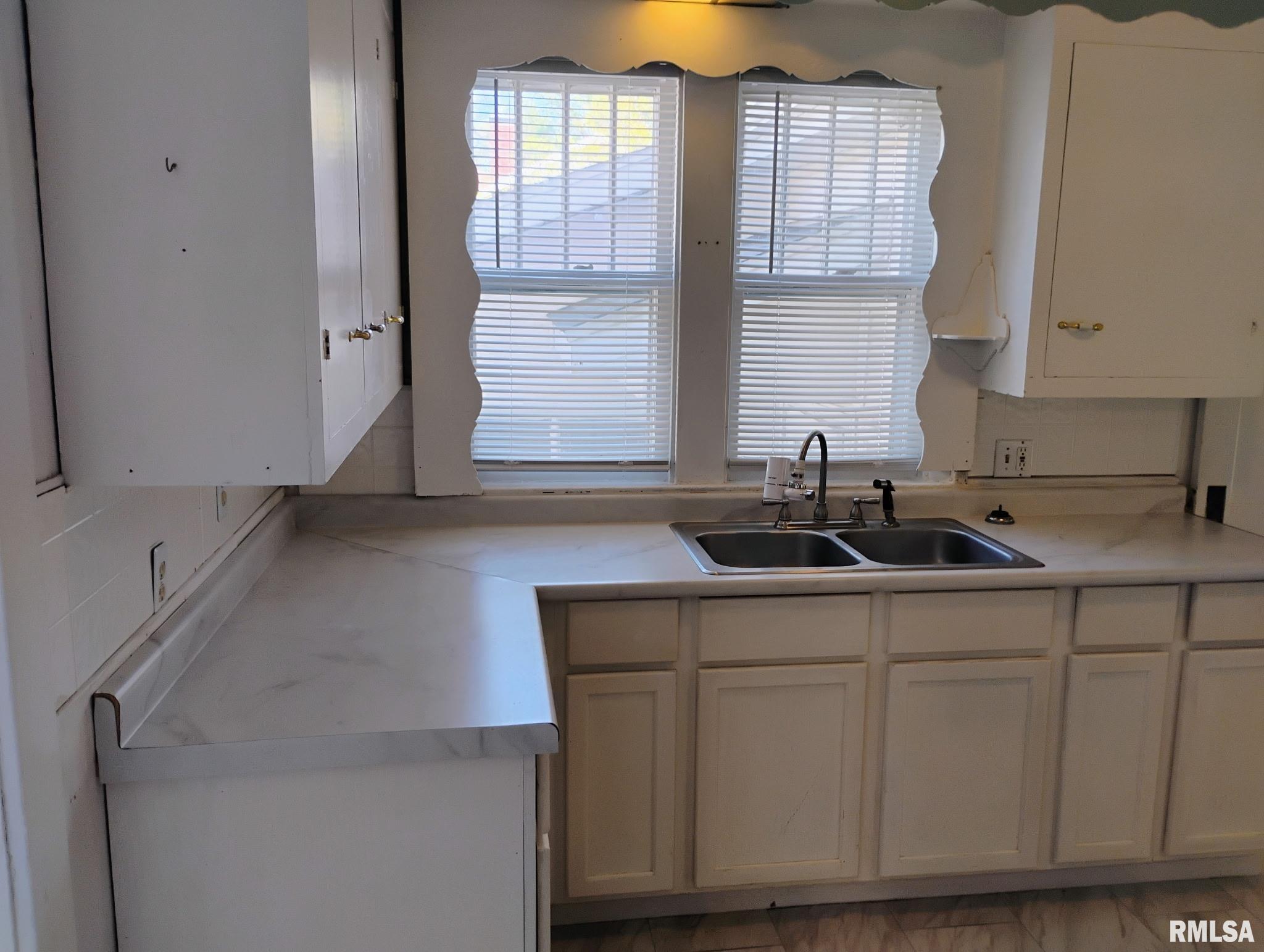 159 West Locust Street Canton, IL 61520 - Photo 3 of 24