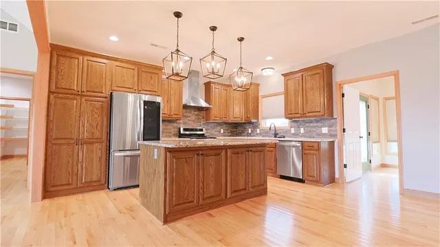 $850,000 | 1074 Northeast 121st Road, Higginsville, MO 64037