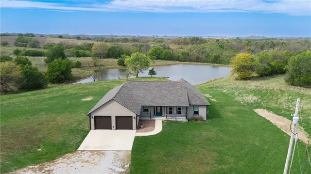 $850,000 | 1074 Northeast 121st Road, Higginsville, MO 64037