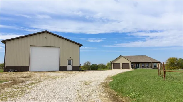 $850,000 | 1074 Northeast 121st Road, Higginsville, MO 64037