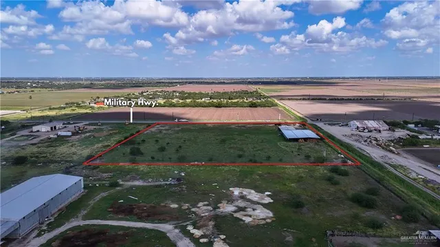 a view of a backyard with plants