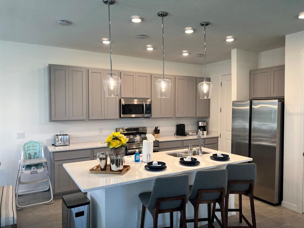 955 Conch Road Davenport, FL 33896 - Photo 4 of 20 a kitchen with refrigerator and cabinets