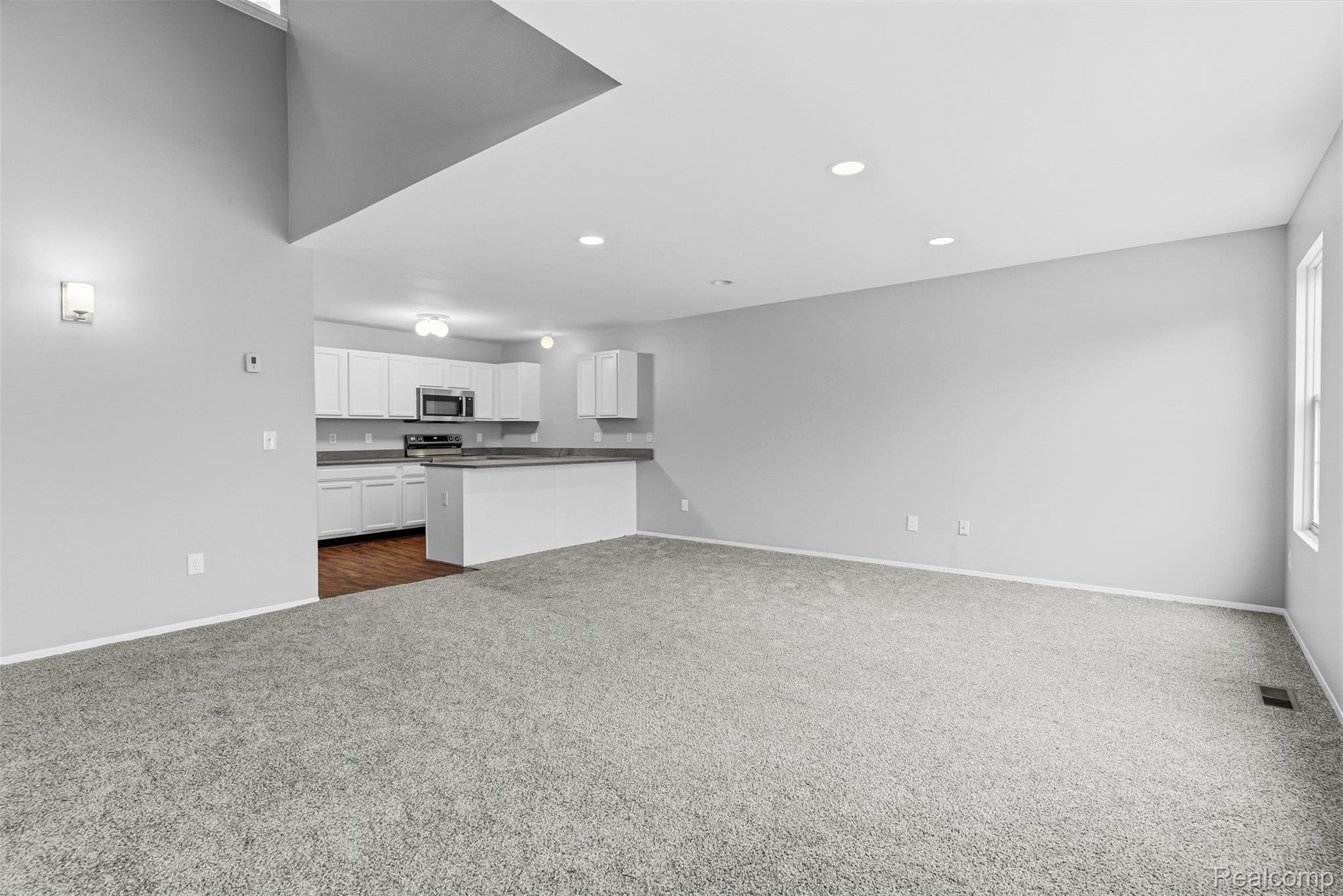 253 Stonegate West Pontiac, MI 48341 - Photo 8 of 40