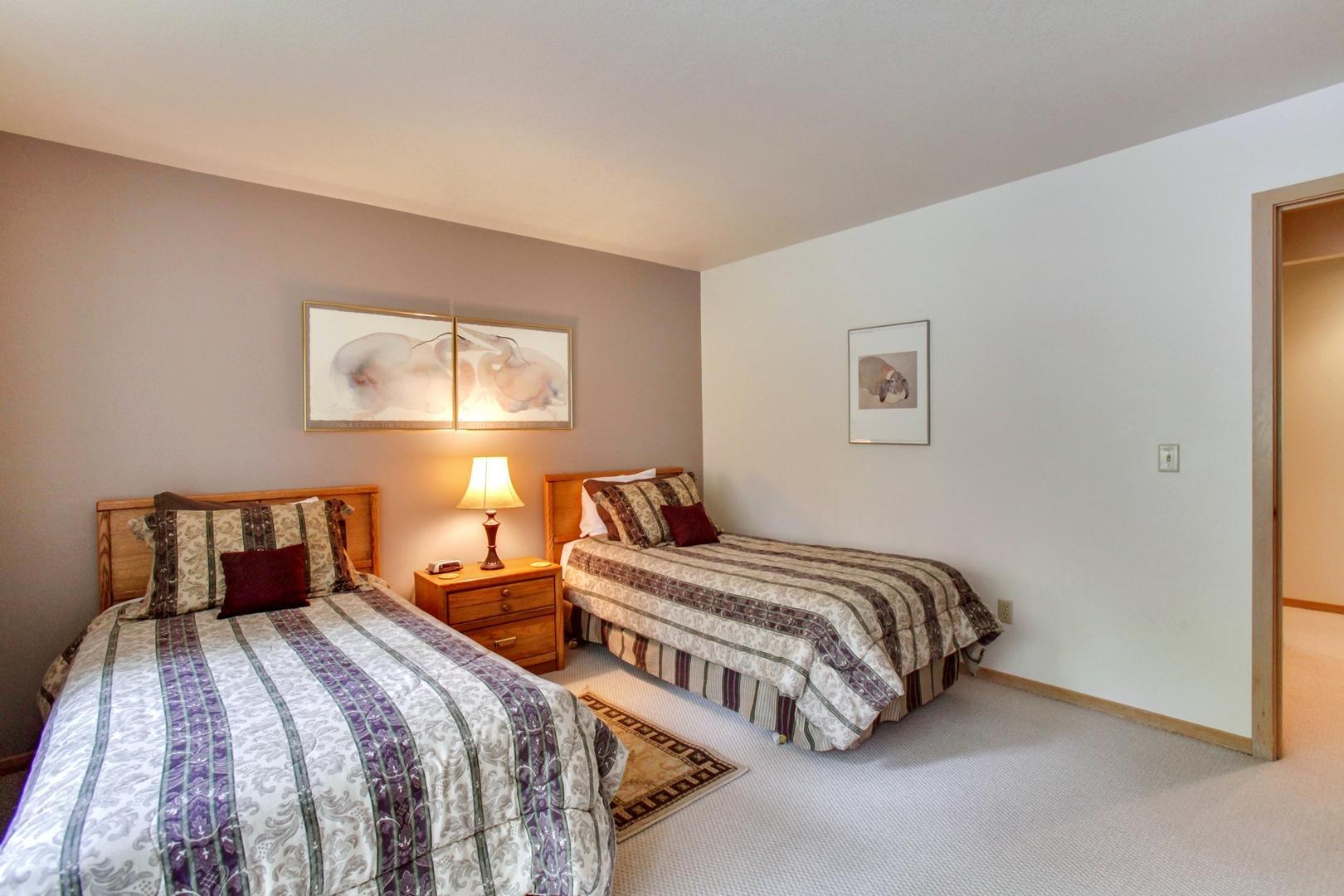 57321 Beaver Ridge Loop, Unit 1 Sunriver, OR 97707 - Photo 4 of 28 R1 bedroom 2 from closet