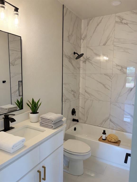 224 West Cardinal Street Ector, TX 75439 - Photo 6 of 7 a bathroom with a sink and a bathtub